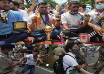 CM ਕੈਪਟਨ ਨੂੰ ਮੈਡਲ ਮੋੜਨ ਆਏ ਬੇਰੁਜ਼ਗਾਰ ਪੈਰਾ ਖਿਡਾਰੀਆਂ ਨਾਲ ਪੁਲਿਸ ਨੇ ਕੀਤੀ ਖਿੱਚ-ਧੂਹ, ਲਿਆ ਹਿਰਾਸਤ ‘ਚ