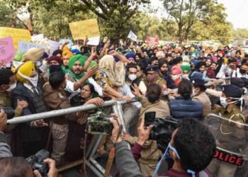 ਚੰਡੀਗੜ੍ਹ ਦੀ ਹਿੱਕ ਤੇ ਚੜ੍ਹੇ ਲੱਖਾਂ ਕਿਸਾਨ, ਤੋੜੇ ਬੇਰੀਗੇਟ ਦੇਖੋ ਲਾਇਵ ਤਸਵੀਰਾਂ |