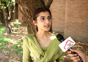 ਯੂਨੀਵਰਸਿਟੀ ਦੀ ਧੀ ਨੇ ਭਾਂਡੇ ਵਾਂਗੂੰ ਮਾਂਜਤੇ ਲੀਡਰ। “ਚਿੱੱਟੇ ਬਗਲੇ ਨੀਲੇ ਮੋਰ ਇਹ ਵੀ ਚੋਰ ਓਹ ਵੀ ਚੋਰ “