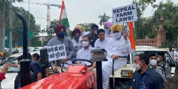 ਖੇਤੀ ਕਾਨੂੰਨਾਂ ਖ਼ਿਲਾਫ਼ ਟਰੈਕਟਰ ਚਲਾ ਕੇ ਸੰਸਦ ਭਵਨ ਪਹੁੰਚੇ ਰਾਹੁਲ ਗਾਂਧੀ |