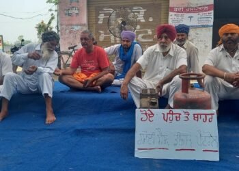 ਤੇਲ ਅਤੇ ਗੈਸ ਕੀਮਤਾਂ ਖਿਲਾਫ਼ ਕਿਸਾਨਾਂ ’ਚ ਰੋਸ! ਵਾਹਨ ਤੇ ਸਿਲੰਡਰ ਲੈ ਕੇ ਸੜਕਾਂ ’ਤੇ ਉਤਰੇ ਕਿਸਾਨ