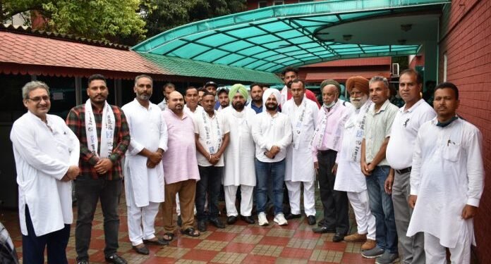 ਦੋਆਬਾ ‘ਚ ਕਾਂਗਰਸ ਨੂੰ ਝਟਕਾ, ਸਾਬਕਾ ਕੌਂਸਲ ਪ੍ਰਧਾਨ ਸਾਥੀ ਕੌਂਸਲਰਾਂ ਦੇ ਨਾਲ ‘ਆਪ’ ‘ਚ ਹੋਏ ਸ਼ਾਮਲ |