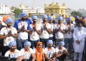 ਹਾਕੀ ਖਿਡਾਰੀਆਂ ਨੇ ਟੇਕਿਆ ਸ੍ਰੀ ਦਰਬਾਰ ਸਾਹਿਬ ਮੱਥਾ |