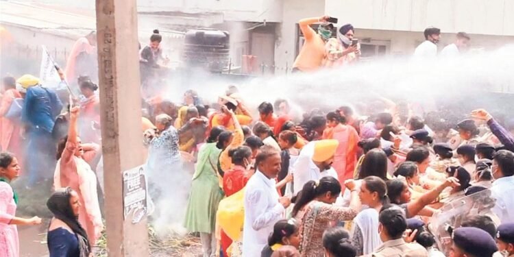 ‘ਆਪ’ ਦੀਆਂ ਮਹਿਲਾ ਵਰਕਰਾਂ ’ਤੇ ਮਾਰੀਆਂ ਪਾਣੀ ਦੀਆਂ ਬੁਛਾੜਾਂ