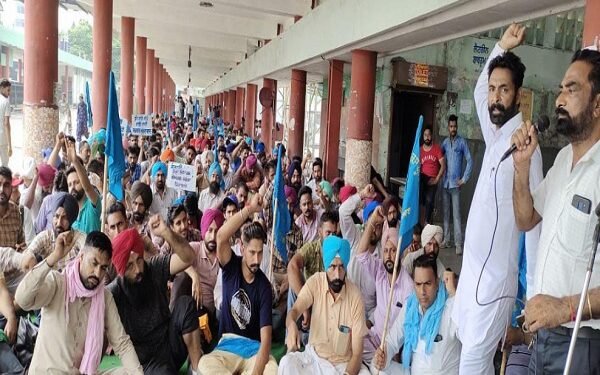 ਠੇਕਾ ਮੁਲਾਜ਼ਮਾਂ ਨੇ ਦਿੱਤੀ ਹਾਈਵੇ ਜਾਮ ਕਰਨ ਦੀ ਚਿਤਾਵਨੀ, ਮੰਗਲਵਾਰ ਨੂੰ ਕੈਪਟਨ ਖੁਦ ਕਰਨਗੇ ਮੀਟਿੰਗ