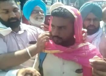 ਡਿਊਟੀ ਕਰ ਰਹੇ ਕੰਡਕਟਰ ਨੂੰ ਚੂੜੀਆਂ ਤੇ ਚੁੰਨੀ ਪਹਿਨਾ ਕੇ ਕਿਹਾ ‘ਗੱਦਾਰ’,ਜਾਣੋ ਕੀ ਸੀ ਕਾਰਣ ?