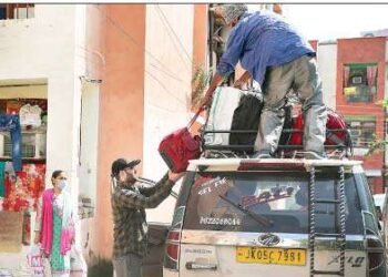 ਕਸ਼ਮੀਰ ‘ਚ ਵਸਦੇ ਘੱਟ ਗਿਣਤੀਆਂ ‘ਚ ਖੌਫ਼, ਵਾਦੀ ਛੱਡਣ ਲੱਗੇ