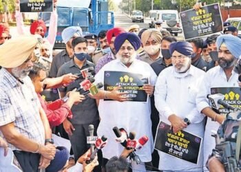 ਬੀ.ਐਸ.ਐਫ਼. ਦਾ ਘੇਰਾ ਵਧਾਉਣ ਵਿਰੁੱਧ ਅਕਾਲੀ ਦਲ ਵਲੋਂ ਰਾਜ ਭਵਨ ਨੇੜੇ ਧਰਨਾ |