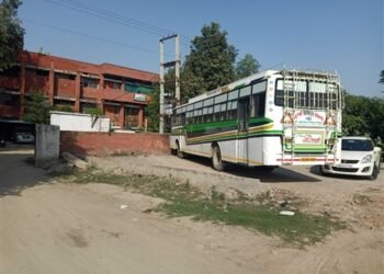 ਮੰਤਰੀ ਦੀ ਸਖਤੀ ਮਗਰੋਂ ਪੁਰਾਣੇ ਅਫਸਰ ਲੀਹ ’ਤੇ ਆਏ, ਬੱਸਾਂ ਜ਼ਬਤ ਕਰਨ ਪਿੱਛੋਂ ਟੈਕਸ ਕੁਲੈਕਸ਼ਨ ’ਚ ਹੋਇਆ ਵਾਧਾ ।