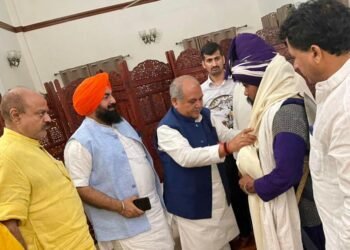 ਸਿੰਘੂ ਬਾਰਡਰ ਕਤਲ ਮਾਮਲਾ: ਨਿਹੰਗ ਸਿੰਘਾਂ ਦੇ ਮੁਖੀ ਦੀ ਤੋਮਰ ਨਾਲ ਤਸਵੀਰਾਂ ਵਾਇਰਲ |