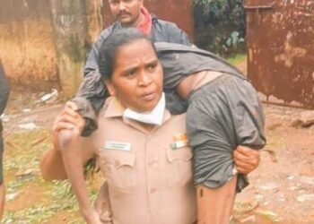 ਮਹਿਲਾ ਅਧਿਕਾਰੀ ਨੇ ਬੇਹੋਸ਼ ਨੌਜਵਾਨ ਨੂੰ ਮੋਢੇ ‘ਤੇ ਚੁੱਕ ਪਹੁੰਚਾਇਆ ਹਸਪਤਾਲ, ਬਚਾਈ ਜਾਨ |