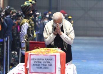 ਪ੍ਰਧਾਨ ਮੰਤਰੀ ਮੋਦੀ ਨੇ ਸੀਡੀਐੱਸ ਬਿਪਿਨ ਰਾਵਤ ਅਤੇ ਹੋਰ ਯੋਧਿਆਂ ਨੂੰ ਦਿੱਤੀ ਸ਼ਰਧਾਂਜਲੀ|