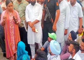 ਕੈਬਨਿਟ ਮੰਤਰੀ ਡਾ. ਬਲਜੀਤ ਕੌਰ ਵਿਰੁੱਧ ਧਰਨਾ ਦੇ ਰਹੇ ਧਰਨਾਕਾਰੀ ਆਪ ਲੀਡਰਾਂ ਨੂੰ ਪਾਰਟੀ ਵਿੱਚੋਂ ਕੱਢਿਆ ਬਾਹਰ
