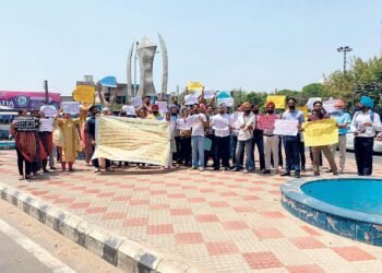 ਸਹਾਇਕ ਪ੍ਰੋਫ਼ੈਸਰਾਂ ਤੇ ਲਾਇਬ੍ਰੇਰੀਅਨਾਂ ਵੱਲੋਂ ਪਟਿਆਲਾ ‘ਚ ਰੋਸ ਮਾਰਚ |