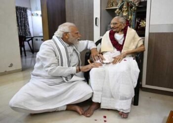 PM ਮੋਦੀ ਨੇ ਆਪਣੀ ਮਾਤਾ ਦੇ 100ਵੇਂ ਜਨਮ ਦਿਨ ‘ਤੇ ਮਾਂ ਦੇ ਪੈਰ ਧੋ ਲਿਆ ਆਸ਼ੀਰਵਾਦ |