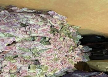 ED ਨੇ ਮੰਤਰੀ ਦੇ ਕਰੀਬੀ ਘਰ ਮਾਰਿਆ ਛਾਪਾ, ਮਿਲੀ ਕਰੋੜਾਂ ਦੀ ਨਕਦੀ |