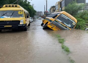 ਜ਼ੀਰਕਪੁਰ ‘ਚ ਵੱਡਾ ਹਾਦਸਾ ਹੋਣੋ ਟਲ਼ਿਆ, ਵਿਦਿਆਰਥੀਆਂ ਨਾਲ ਭਰੀ ਬੱਸ ਪਲਟੀ |