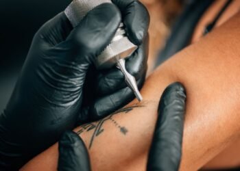 ਧਾਰਮਿਕ ਚਿੰਨ੍ਹ ਤੇ ਗੁਰਬਾਣੀ ਦੀਆਂ ਤੁਕਾਂ ਦੇ ਟੈਟੂ ਬਣਵਾਉਣ ਵਾਲਿਆਂ ਲਈ ਚੇਤਾਵਨੀ, SGPC ਨੇ ਲਿਆ ਸਖ਼ਤ ਐਕਸ਼ਨ!