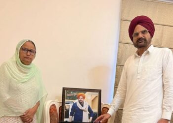 ਮੂਸੇਵਾਲਾ ਦੇ ਮਾਤਾ-ਪਿਤਾ UK ਲਈ ਰਵਾਨਾ, ਪੁੱਤ ਦੇ ਇਨਸਾਫ਼ ਲਈ ਲਿਆ ਅਹਿਮ ਫੈਸਲਾ