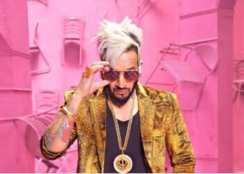 ਸਰਕਾਰ ਦੇ ਨਿਯਮਾਂ ਨੂੰ ਛਿੱਕੇ ਟੰਗ ਰਹੇ ਮਸ਼ਹੂਰ ਪੰਜਾਬੀ ਗਾਇਕ, ਗੰਨ ਕਲਚਰ ਪ੍ਰਮੋਟ ਕਰਦਾ ਨਜ਼ਰ ਆਇਆ