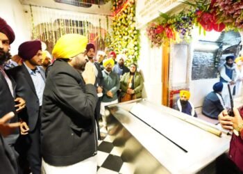 ਸ਼ਹੀਦਾਂ ਦੀ ਧਰਤੀ ’ਤੇ ਪਤਨੀ ਨਾਲ ਨਤਮਸਤਕ ਹੋਣ ਲਈ ਪਹੁੰਚੇ CM ਭਗਵੰਤ ਮਾਨ, ਸੰਗਤ ਨਾਲ ਕੀਤੀ ਮੁਲਾਕਾਤ