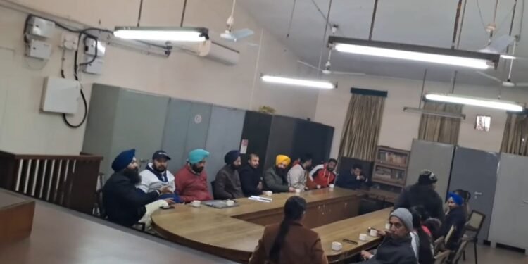 Breaking News: ਹੜਤਾਲ ਖ਼ਤਮ, ਕੰਮ ਸ਼ੁਰੂ: ਹੜਤਾਲ ਖ਼ਤਮ ਕਰ ਦਫ਼ਤਰਾਂ ’ਚ ਪਹੁੰਚੇ PCS ਅਫ਼ਸਰ