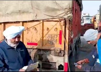 ਖਜ਼ਾਨਾ ਮੰਤਰੀ ਚੀਮਾ ਦੀ ਹਾਈਵੇ ‘ਤੇ ਲਾਈਵ ਰੇਡ, ਰੋਕ ਲਏ ਲੱਦੇ ਸਾਮਾਨ ਵਾਲੇ ਟਰੱਕ