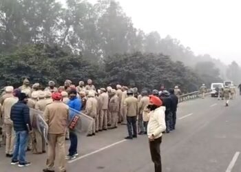 ਪੁਲਿਸ ਛਾਉਣੀ ’ਚ ਤਬਦੀਲ ਹੋਇਆ ਸ਼ੰਭੂ ਬਾਰਡਰ, ਪ੍ਰਸ਼ਾਸਨ ਨਾਲ ਮੀਟਿੰਗ ਕਰ ਟਰੱਕ ਯੂਨੀਅਨ ਦਾ ਆਇਆ ਫ਼ੈਸਲਾ