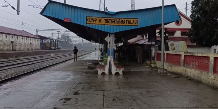 ਬਟਾਲਾ ਰੇਲ ਟਰੈਕ ’ਤੇ ਚੱਲ ਰਿਹਾ ਕਿਸਾਨਾਂ ਦਾ ਧਰਨਾ ਖ਼ਤਮ, ਪ੍ਰਸ਼ਾਸਨ ਨੂੰ ਦਿੱਤਾ ਅਲਟੀਮੇਟਮ