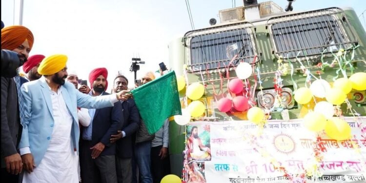 CM ਮਾਨ ਨੇ ਵਾਰਾਣਸੀ ਨੂੰ ਜਾਣ ਵਾਲੀ ਟ੍ਰੇਨ ਹਰੀ ਝੰਡੀ ਦੇ ਕੇ ਕੀਤੀ ਰਵਾਨਾ