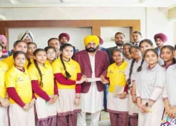 ISRO ਲਈ ਚਿੱਪ ਬਣਾਉਣ ਨੂੰ ਲੈਕੇ ਮੁੱਖ ਮੰਤਰੀ ਮਾਨ ਨੇ ਵਿਦਿਆਰਥਣਾਂ ਦੀ ਕੀਤੀ ਹੌਂਸਲਾ-ਅਫ਼ਜ਼ਾਈ