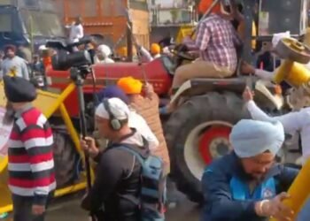 ਕੌਮੀ ਇਨਸਾਫ਼ ਮੋਰਚਾ: ਪੁਲਿਸ ਤੇ ਪ੍ਰਦਰਸ਼ਨਕਾਰੀਆਂ ‘ਚ ਤਣਾਅ,  ਪੁਲਿਸ ਨੇ ਪਾਣੀ ਦੀਆਂ ਬੁਛਾੜਾਂ ਮਾਰ ਰੋਕੇ ਪ੍ਰਦਰਸ਼ਨਕਾਰੀ