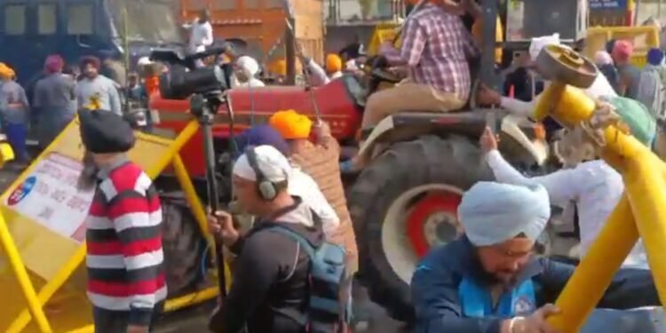 ਕੌਮੀ ਇਨਸਾਫ਼ ਮੋਰਚਾ: ਪੁਲਿਸ ਤੇ ਪ੍ਰਦਰਸ਼ਨਕਾਰੀਆਂ ‘ਚ ਤਣਾਅ,  ਪੁਲਿਸ ਨੇ ਪਾਣੀ ਦੀਆਂ ਬੁਛਾੜਾਂ ਮਾਰ ਰੋਕੇ ਪ੍ਰਦਰਸ਼ਨਕਾਰੀ