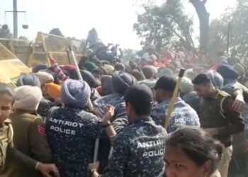 ਮੁੱਖ ਮੰਤਰੀ ਭਗਵੰਤ ਦੀ ਰਿਹਾਇਸ਼ ਬਾਹਰ ਮਾਹੌਲ ਤਣਾਅਪੂਰਨ, ਆਪਸ ‘ਚ ਭਿੜੇ ਅਧਿਆਪਕ ਤੇ ਪੁਲਿਸ ਮੁਲਾਜ਼ਮ