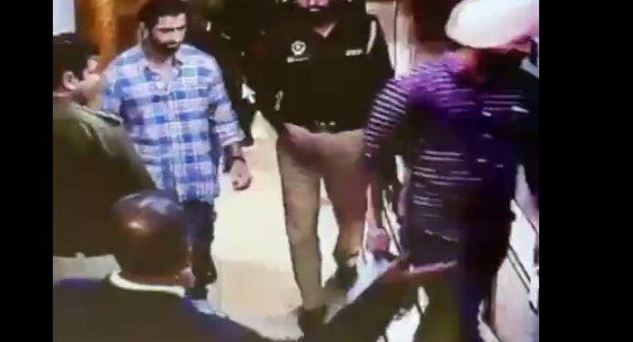 ਪੁਲਿਸ ਨੇ ਦਬੋਚੇ ਅੰਮ੍ਰਿਤਪਾਲ ਸਿੰਘ ਦੇ ਕਰੀਬੀ, ਲਿਆ ਹਿਰਾਸਤ ‘ਚ