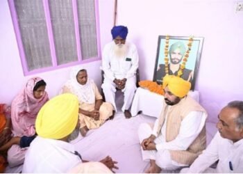 ਅੱਤਵਾਦੀ ਹਮਲੇ ਦੌਰਾਨ ਸ਼ਹੀਦ ਹੋਏ ਜਵਾਨਾਂ ਦੇ ਪਰਿਵਾਰਾਂ ਨੂੰ ਮਿਲੇ ਸੀ.ਐਮ. ਮਾਨ, ਇਕ ਕਰੋੜ ਦਾ ਦਿੱਤਾ ਚੈੱਕ