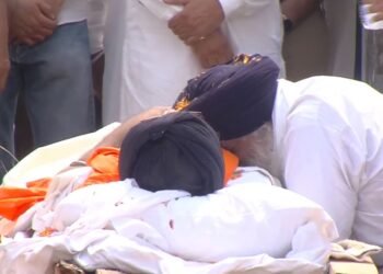 ਆਖਰੀ ਵਾਰ ਪਿਤਾ ਦੀ ਮ੍ਰਿਤਕ ਦੇਹ ਨਾਲ ਲਿਪਟ ਕੇ ਰੋਏ ਸੁਖਬੀਰ ਬਾਦਲ, ਭਾਵੁਕ ਤਸਵੀਰ ਆਈ ਸਾਹਮਣੇ