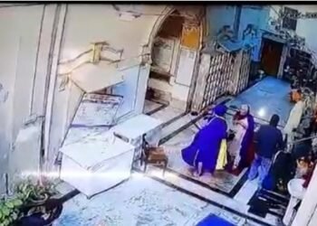 ਗੁਰਦੁਆਰਾ ਸਾਹਿਬ ‘ਚ ਤਣਾਅਪੂਰਨ ਮਾਹੌਲ, ਨਿਹੰਗ ਸਿੰਘਾਂ ਵਿਚਾਲੇ ਚੱਲੀਆਂ ਤਲਵਾਰਾਂ