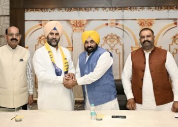 ਜਲੰਧਰ ਜ਼ਿਮਣੀ ਚੋਣ ਤੋਂ ਪਹਿਲਾਂ ਕਾਂਗਰਸ ਤੋਂ ਵੱਡਾ ਝਟਕਾ, ਵਿਧਾਇਕ ਦਾ ਕਰੀਬੀ ਅਤੇ ਹੋਰ ਪਾਰਟੀ ਆਗੂਆਂ ਨੇ ਬਦਲੀ ਪਾਰਟੀ