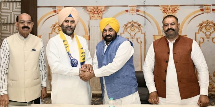 ਜਲੰਧਰ ਜ਼ਿਮਣੀ ਚੋਣ ਤੋਂ ਪਹਿਲਾਂ ਕਾਂਗਰਸ ਤੋਂ ਵੱਡਾ ਝਟਕਾ, ਵਿਧਾਇਕ ਦਾ ਕਰੀਬੀ ਅਤੇ ਹੋਰ ਪਾਰਟੀ ਆਗੂਆਂ ਨੇ ਬਦਲੀ ਪਾਰਟੀ