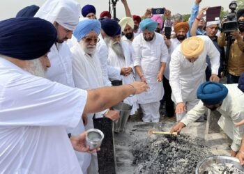 ਪਰਿਵਾਰਕ ਮੈਂਬਰਾਂ ਨੇ ਸਾਬਕਾ ਮੁੱਖ ਮੰਤਰੀ ਪ੍ਰਕਾਸ਼ ਸਿੰਘ ਬਾਦਲ ਦੇ ਫੁੱਲ ਚੁਗਣ ਦੀ ਰਸਮ ਕੀਤੀ ਅਦਾ, ਭਾਵੁਕ ਤਸਵੀਰਾਂ ਆਈਆਂ ਸਾਹਮਣੇ