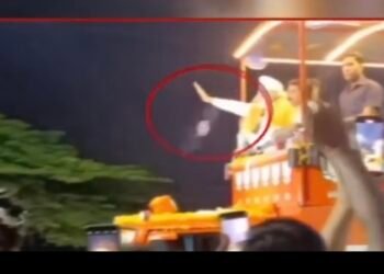 ਚੋਣ ਪ੍ਰਚਾਰ ਦੌਰਾਨ PM ਮੋਦੀ ਦੀ ਸੁਰੱਖਿਆ ਵਿੱਚ ਮੁੜ ਹੋਈ ਅਣਗਹਿਲੀ, ਔਰਤ ਨੇ ਸੁੱਟਿਆ ਮੋਬਾਇਲ