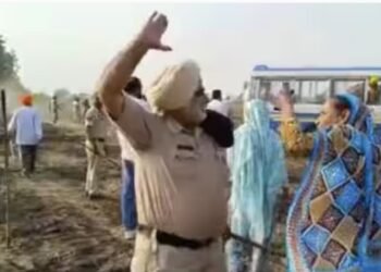 ਪੁਲਿਸ ਵਾਲੇ ਨੇ ਔਰਤ ਦੇ ਮਾਰਿਆ ਥੱਪੜ, ਵੀਡੀਓ ਵਾਇਰਲ, ਕਿਸਾਨਾਂ ਨੇ ਰੋਕਤੀਆਂ ਰੇਲਾਂ