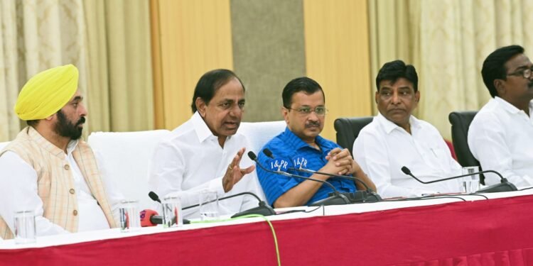 “ਮੈਂ ਆਪਣੇ ਲਈ ਨਹੀਂ, ਸੰਵਿਧਾਨ ਤੇ ਦੇਸ਼ ਲਈ ਸਮਰਥਨ ਮੰਗ ਰਿਹਾ”, ਤੇਲੰਗਾਨਾ ਦੇ CM ਨਾਲ ਮੁਲਾਕਾਤ ਤੋਂ ਬਾਅਦ ਬੋਲੇ ਕੇਜਰੀਵਾਲ