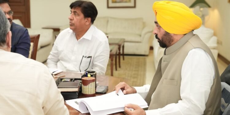 ਲੋਕਾਂ ਨੂੰ ਖੱਜਲ-ਖੁਆਰੀ ਤੋਂ ਨਿਜ਼ਾਤ ਦਿਵਾਉਣ ਲਈ ਮਾਨ ਸਰਕਾਰ ਦਾ ਵੱਡਾ ਕਦਮ, ਆਨਲਾਈਨ ਕਰਨ ਜਾ ਰਹੀ ਸਾਰੇ ਰਿਕਾਰਡ