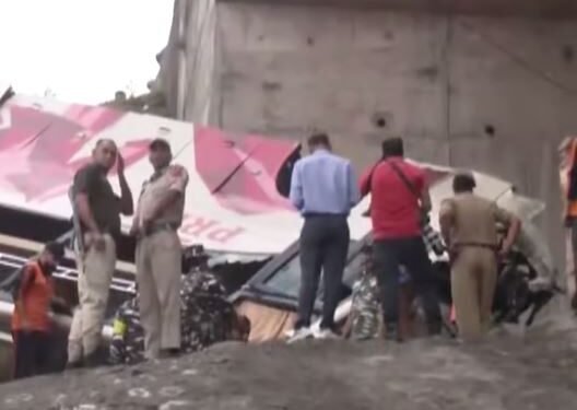 ਵੱਡੀ ਖ਼ਬਰ: ਅੰਮ੍ਰਿਤਸਰ ਤੋਂ ਮਾਤਾ ਵੈਸ਼ਨੋ ਦੇਵੀ ਦਰਸ਼ਨਾਂ ਲਈ ਜਾ ਰਹੀ ਸ਼ਰਧਾਲੂਆਂ ਨਾਲ ਭਰੀ ਬੱਸ ਭਿਆਨਕ ਖ਼ੱਡ ਵਿਚ ਡਿੱਗੀ