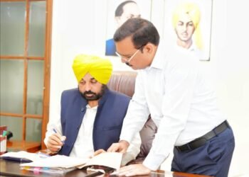 ਸਰਕਾਰੀ ਦਫ਼ਤਰਾਂ ਦਾ ਬਦਲਿਆ ਸਮਾਂ, ਤੜਕਸਾਰ ਖੁਦ CM ਮਾਨ ਵੀ ਪਹੁੰਚੇ ਦਫ਼ਤਰ