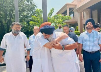 ਸ਼੍ਰੋਮਣੀ ਅਕਾਲੀ ਦਲ ਦੇ ਪ੍ਰਧਾਨ ਸੁਖਬੀਰ ਸਿੰਘ ਬਾਦਲ ਨੂੰ ਮਿਲੇ ਪੰਜਾਬ ਦੇ ਸਾਬਕਾ ਮੁੱਖ ਮੰਤਰੀ ਕੈਪਟਨ ਅਮਰਿੰਦਰ ਸਿੰਘ