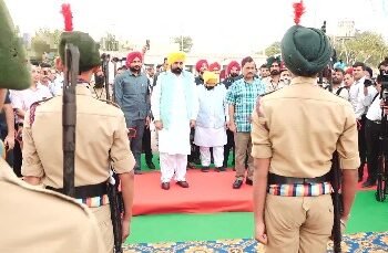 ਅਰਵਿੰਦ ਕੇਜਰੀਵਾਲ ਅਤੇ CM ਭਗਵੰਤ ਮਾਨ ਅੰਮ੍ਰਿਤਸਰ ਪਹੁੰਚੇ, ਸਕੂਲ ਆਫ ਐਮੀਨੈਂਸ ਦੀ  ਕੀਤੀ ਸ਼ੁਰੂਆਤ