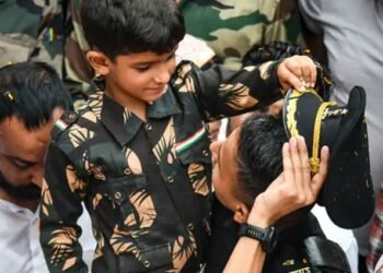 ਬੇਟੇ ਨੇ ਸ਼ਹੀਦ ਕਰਨਲ ਮਨਪ੍ਰੀਤ ਦੀ ਚਿਤਾ ਨੂੰ ਕੀਤਾ ਅਗਨ ਭੇਟ : 7 ਸਾਲ ਦੇ ਮਾਸੂਮ ਨੇ ਆਖਰੀ ਵਾਰ ਕਿਹਾ-ਪਾਪਾ ਜੈ ਹਿੰਦ